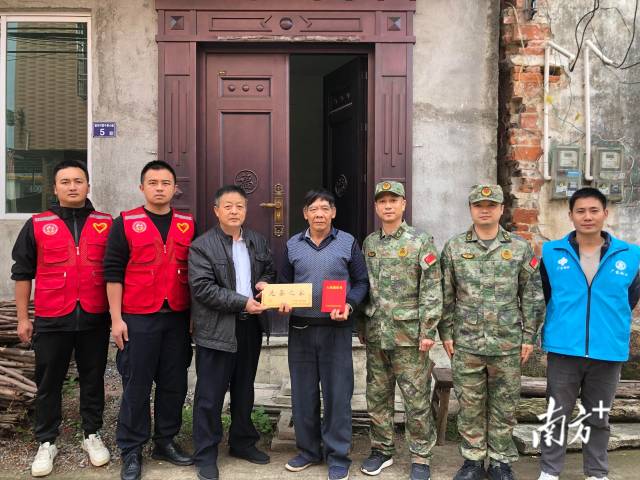 連州九陂鎮(zhèn)把現(xiàn)役軍人父母贍養(yǎng)政策送到新兵家中。