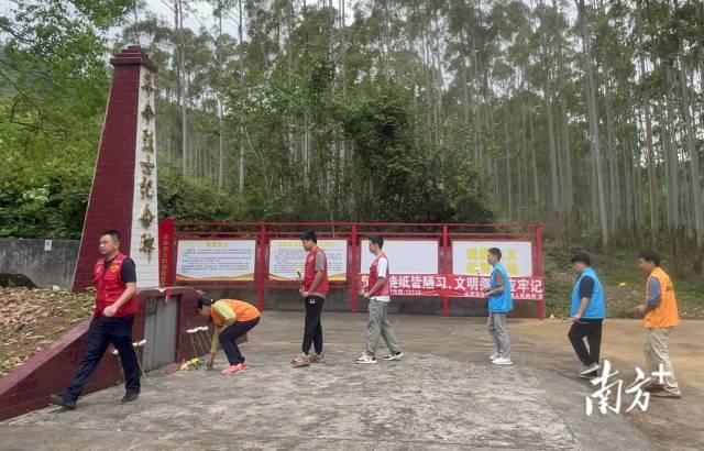 敬獻(xiàn)鮮花。