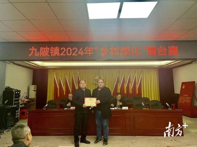 鐘世勇為一等獎(jiǎng)獲得者頒獎(jiǎng)。