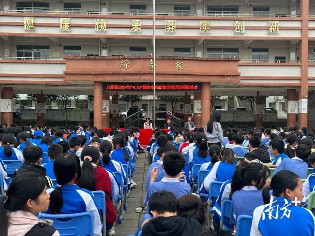 進(jìn)校園宣講。