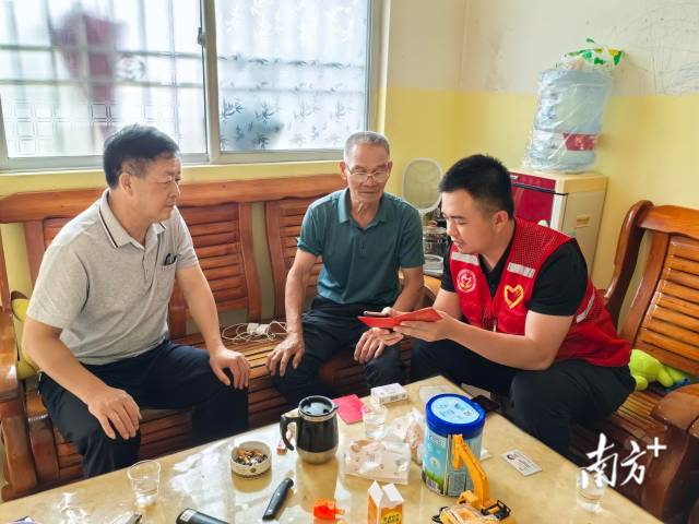 入戶推廣宣傳，并幫助退役軍人完成平臺注冊。