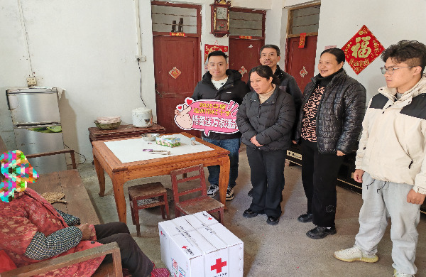 在第72屆“世界防治麻風(fēng)病日”暨第38屆“中國麻風(fēng)節(jié)”到來之際 ，為表達(dá)對麻風(fēng)病愈后患者的關(guān)懷，弘揚(yáng)人道主義精神，16日上午，連州市殘聯(lián)匯同衛(wèi)健、民政、紅會、慢病院開展慰問活動，為我市轄區(qū)內(nèi)的麻風(fēng)病愈后患者送去物質(zhì)關(guān)懷與精神慰籍。工作人員一行與愈后患者親切交談，仔細(xì)詢問他們的身體狀況和生活情況 ，耐心傾聽他們的心聲，鼓勵他們保持積極樂觀的生活態(tài)度。.jpg