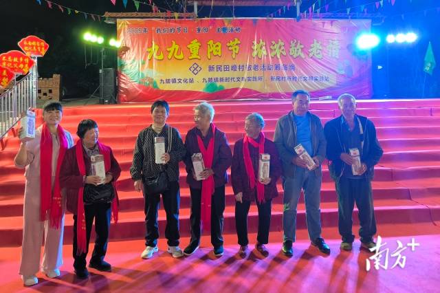 慰問關(guān)愛老人。九陂鎮(zhèn)供圖