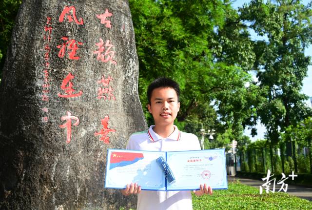 連州中學(xué)連續(xù)兩年有學(xué)生考上空軍飛行員。圖為朱富銘。黃津 攝