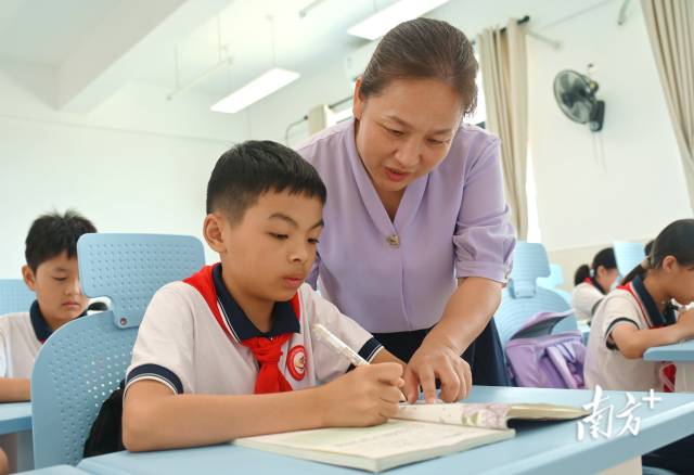 連州深化“縣管校聘”管理改革與“新強(qiáng)師工程”，促進(jìn)教師隊伍專業(yè)化發(fā)展。黃津 攝