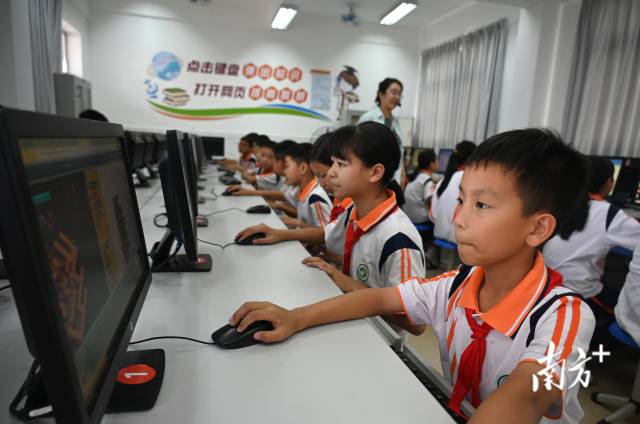 鄧兆然在“ICode國際青少年編程競賽”全球總決賽上勇奪金獎。黃津 攝