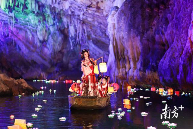 連州連續(xù)5年入選全國縣域旅游發(fā)展?jié)摿Π偌芽h，圖為連州地下河景區(qū)。