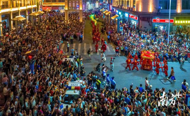 2024年，連州全市接待游客量、旅游收入比2022年分別激增126.47%、177.54%。圖為連州旅游文化季萬人空巷。丘貴星 攝