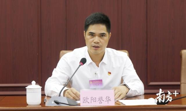 連州市委常委、市紀委書記、市監(jiān)委主任歐陽譽華代表市紀委常委會作工作報告。段燦 攝